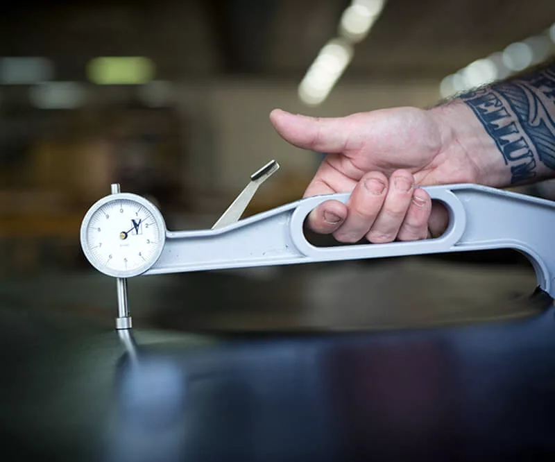 Mesure de l’épaisseur d’un matériau à l’aide d’un micromètre à cadran.