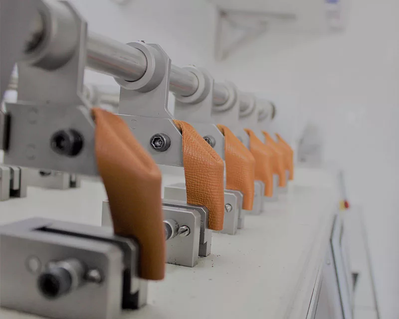 Détail de composants mécaniques d’une machine industrielle utilisée dans le traitement du cuir de veau.