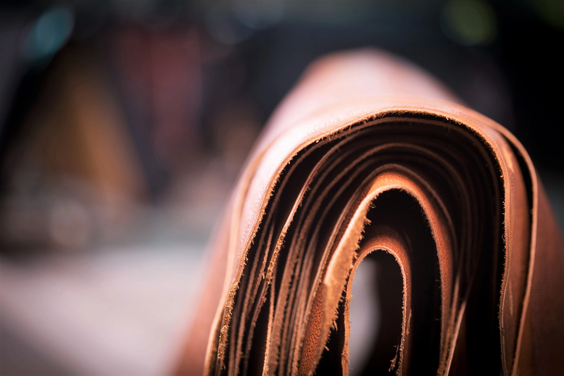 Gros plan sur un rouleau de cuir mettant en valeur les couches et la texture du matériau.