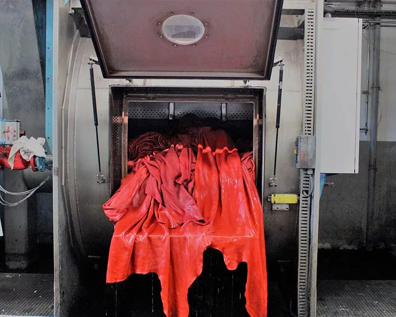 Ce visuel présente un cuir de veau pleine fleur teinté en jaune, caractérisé par sa souplesse et son éclat. Idéal pour des créations audacieuses en maroquinerie de luxe ou en accessoires sur mesure, ce cuir conjugue esthétique lumineuse et qualité haut de gamme.